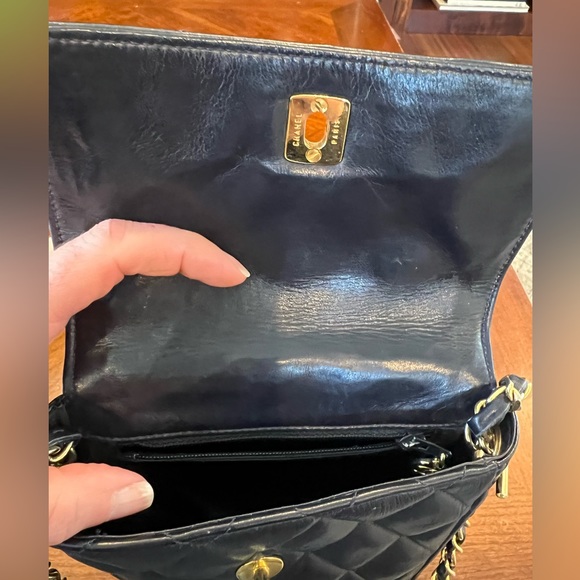 CHANEL Vintage Classic quilted lambskin navy handbag. Circa 1989-1991 - Picture 4 of 16